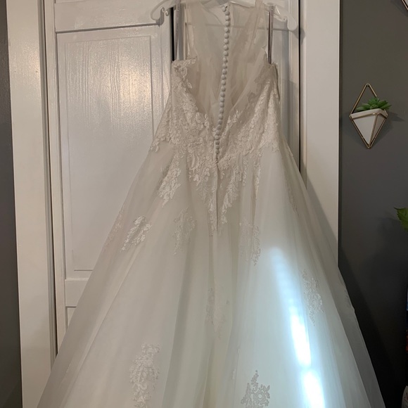 Gorgeous Wedding Dress - Unused - Picture 12 of 16